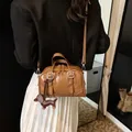 Boston-Tasche aus glänzendem karamellfarbenem Leder mit Dackel-Anhänger und Gurt - Ohne Anhänger / Braun
