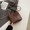 Borsa a secchiello in pelle marrone scuro con manico e borchie dorate per donna - Senza Ciondolo / Marrone