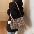 Sac cabas à carreaux d'hiver avec bandoulières roses et pendentif chiot blanc mode - Café Avec Pendentif