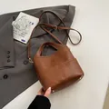 Secchiello chic in pelle marrone con manico superiore e tracolla regolabile - Senza Ciondolo / Marrone