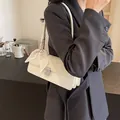 Borsa a spalla bianco avorio con fibbia in strass e sciarpa di seta decorativa - Bianco Sporco