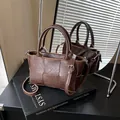 Dunkelbraune geflochtene Eimertasche mit breiten Lederstreifen und verstellbarem Gurt - Ohne Anhänger / Braun
