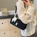 Elegante borsa a tracolla in pelle scamosciata nera con fibbia di cristalli e foulard - Nero