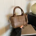 Retro dunkelbraune geflochtene Beuteltasche aus Leder mit verstellbarem Schultergurt - Ohne Anhänger / Khaki