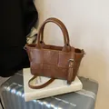 Vintage braune geflochtene Beuteltasche mit verstellbarem Gurt und Doppelgriffen - Ohne Anhänger / Braun