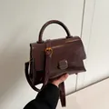 Bolso tote de cuero burdeos elegante con acabado brillante y correa ajustable - Café (Sin Colgante) / 23*8*16