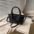 Klassische schwarze gewebte Beuteltasche mit rundem Griff und verstellbarem Gurt für Damen - Ohne Anhänger / Schwarz