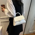Bolso tote blanco minimalista de cuero para mujer con hebilla metálica y correa de hombro - Blanco (Sin Colgante) / 23*8*16