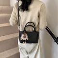 Sac seau tissé noir avec bandoulière et pendentif en peluche pour femme - Avec Pendentif / Noir