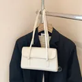 Bolso de hombro beige de cuero PU con solapa sobre fondo de chaqueta negra elegante - Sin colgante / Blanco