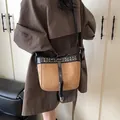 Borsa a tracolla vintage in pelle scamosciata marrone con dettagli in pelle nera - Medio / Marrone