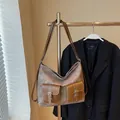 Bolso tote grande marrón retro con hebillas metálicas vintage y correas de patchwork - Sin colgante / Café