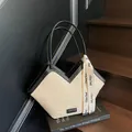 Große beige geflochtene Tragetasche mit V-Ausschnitt und schwarzen Lederriemen - 40x12x25 / Schwarz