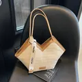 Cremefarbene geflochtene Tragetasche mit braunem Lederbesatz und Schultergurten - 40x12x25 / Khaki