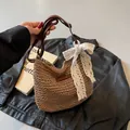 Sac seau bandoulière en paille tressée marron clair avec nœud en dentelle blanche - Taille unique / Kaki