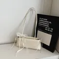 Schicke cremeweiße Ledertasche mit zarter Spitzenschleife und Tunnelzug-Details - Weiß