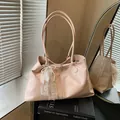Roze zachte lederen draagtas voor dames met kant parel strik en glanzende afwerking schouder - Met Hanger / Roze