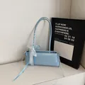 Hellblaue Unterachseltasche aus Kunstleder mit Schleife und Spitze in schickem Design - Blau