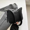 Fashionable black hobo bag with lychee texture and gold-toned metal hardware - 24x7x20.5cm / Black
