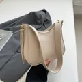 Chic cream-colored hobo bag with pebble leather texture and gold-tone metal hardware - 24x7x20.5cm / White