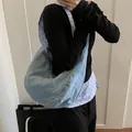 Bolso de media luna en mezclilla azul claro usado como bandolera casual de mujer - Azul oscuro
