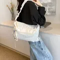 Weiße Nylon-Cloud-Tasche mit geriffeltem Schultergurt und Cartoon-Bär-Detail - Gebrochenes Weiß