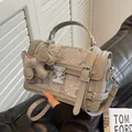 Elegante bolso bandolera gris con bordado de nubes y colgante de perrito estilo moderno - Tipo estándar / Gris