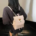 Rosa Mode-Rucksack mit Spitzenrändern und Plüschbär-Patch an einem Modell - Rosa / 21*11*26cm