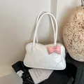 Bolso de hombro blanco en forma de onda con lazo de cuero rosa sobre fondo de cuero negro - Blanco