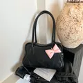 Bolso tote de cuero negro con asas largas y un bonito colgante de lazo rosa - Negro