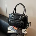 Borsa a mano nera lucida con fiocchi decorativi e tracolla per il tempo libero - Nero