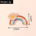 Detail van de afmetingen van de emaille regenboog en madeliefje hanger met 2g gewicht - Roze