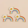 Drie kleurrijke emaille regenboog- en madeliefjeshangers met vergulde metalen basis - Wit