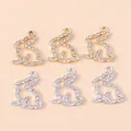 Macro detail van gouden en zilveren konijn hangers met glinsterende strass steentjes - Meerkleurig