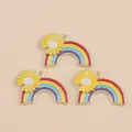 Drie kleurrijke regenboog madeliefje bedeltjes van metaallegering met emaille bloemblaadjes - Geel