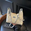 Bolso acolchado blanco de cuero con cadena plateada gruesa y cierre de giro en modelo - Mediano / Blanco Roto