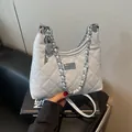 Bolso hobo acolchado azul hielo con cadena plateada y detalles metálicos finos - Mediano / Azul
