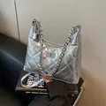 Bolso acolchado plateado con textura metálica arrugada y cierre giratorio - Mediano / Plateado