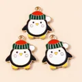Detailansicht von drei Emaille-Pinguin-Anhängern mit Weihnachtsmützen für DIY-Schmuck - Schwarz