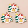 Detail van schattige sneeuwpop en kerstboom emaille hangers met gouden metalen ophanglussen - Groen