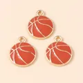 Gros plan de breloques de basket en émail orange avec détails dorés pour bijoux DIY - Marron