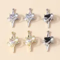 Détail macro de pendentifs cœur en cristal avec perles et cadre étoile du Nord en métal - Rose vif