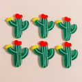 Détail de 6 breloques cactus en résine verte avec cœurs rouges pour loisirs créatifs - Vert
