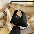 Bolso tote media luna negro minimalista en tela mate con elegantes detalles dorados - Estilo básico / Negro