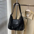 Borsa tote in nylon nero tie-dye con patta in pelle e bottone per il pendolarismo - 31*12*28 / Nero