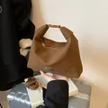 Bolso vintage marrón mate con cierre dorado y correa ajustable para el hombro - Estilo básico / Marrón