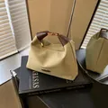 Bolso tote verde salvia minimalista con asas de cuero marrón oscuro y hebilla dorada - Estilo básico / Verde