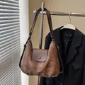 Borsa tote marrone con trama nuvola e spalline regolabili su un blazer nero - 31*12*28 / caffè