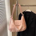 Borsa tote rosa con motivo nuvola tie-dye e fibbia rotonda in esposizione appesa - 31*12*28 / Rosa