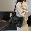 Glänzende schwarze Tragetasche mit Plüschanhänger im minimalistischen, eleganten Stil - 31*12*28 / Schwarz Mit Kaninchenanhänger